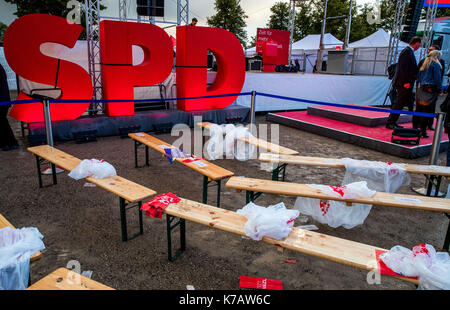 Schwerin, Germany. 15th Sep, 2017. The lettering SPD is to be seen behind empty benches at an election campaign event of Martin Schulz, the candidate for chancellorship from the Social Democratic Party of Germany (SPD) in Schwerin, Germany, 15 September 2017. Photo: Jens Büttner/dpa-Zentralbild/dpa/Alamy Live News Stock Photo