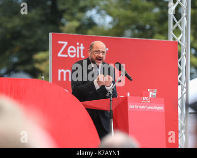 Schwerin, Germany. 15th Sep, 2017. German Social Democrat (SPD) leader Martin Schulz delivers a speech during an election rally for Germany's federal elections, which falls on Sept. 24, in Schwerin, northern Germany, on Sept. 15, 2017. Credit: Shan Yuqi/Xinhua/Alamy Live News Stock Photo