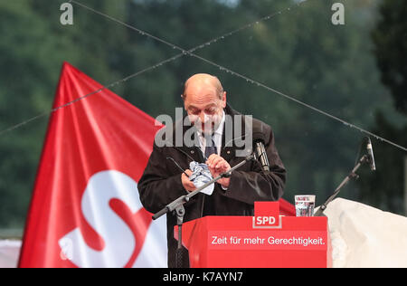 Schwerin, Germany. 15th Sep, 2017. German Social Democrat (SPD) leader Martin Schulz wipes rainwater on his glasses during an election rally for Germany's federal elections, which falls on Sept. 24, in Schwerin, northern Germany, on Sept. 15, 2017. Credit: Shan Yuqi/Xinhua/Alamy Live News Stock Photo
