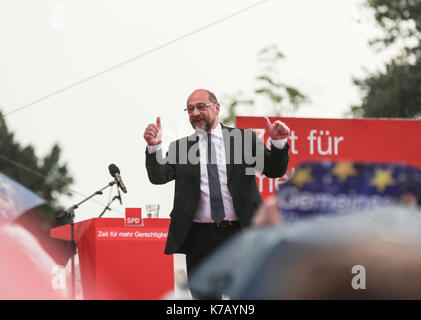 Schwerin, Germany. 15th Sep, 2017. German Social Democrat (SPD) leader Martin Schulz greets supporters during an election rally for Germany's federal elections, which falls on Sept. 24, in Schwerin, northern Germany, on Sept. 15, 2017. Credit: Shan Yuqi/Xinhua/Alamy Live News Stock Photo