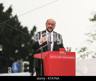 Schwerin, Germany. 15th Sep, 2017. German Social Democrat (SPD) leader Martin Schulz delivers a speech during an election rally for Germany's federal elections, which falls on Sept. 24, in Schwerin, northern Germany, on Sept. 15, 2017. Credit: Shan Yuqi/Xinhua/Alamy Live News Stock Photo