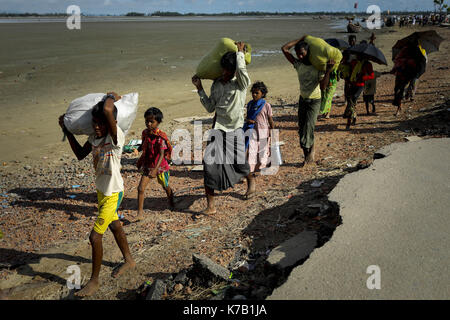 Dhaka, Dhaka, Bangladesh. 14th Sep, 2017. September 14, 2017 Teknaf, Bangladesh - Myanmar Rohingya refugees are seen to arriving in Shah Porir Dip, Bangladesh.According to United Nations more than 300 thousand Rohingya refugees have fled Myanmar from violence over the last few weeks, most trying to cross the border and reach Bangladesh. International organizations have reported claims of human rights violations and summary executions allegedly carried out by the Myanmar army. Credit: K M Asad/ZUMA Wire/Alamy Live News Stock Photo