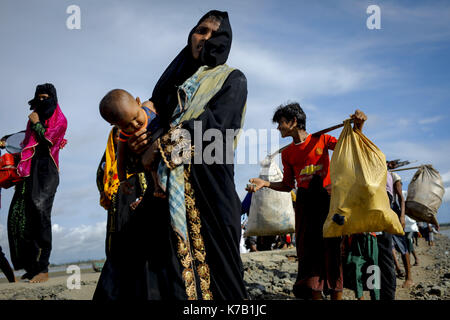 Dhaka, Dhaka, Bangladesh. 14th Sep, 2017. September 14, 2017 Teknaf, Bangladesh - Rohingya refugees are seen to arriving in Shah Porir Dip, Bangladesh. According to United Nations more than 300 thousand Rohingya refugees have fled Myanmar from violence over the last few weeks, most trying to cross the border and reach Bangladesh. International organizations have reported claims of human rights violations and summary executions allegedly carried out by the Myanmar army. Credit: K M Asad/ZUMA Wire/Alamy Live News Stock Photo