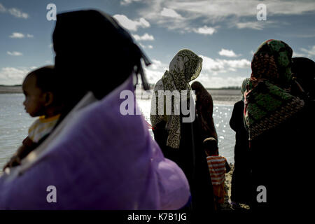 Dhaka, Dhaka, Bangladesh. 14th Sep, 2017. September 14, 2017 Teknaf, Bangladesh - Rohingya refugees are seen to arriving in Shah Porir Dip, Bangladesh. According to United Nations more than 300 thousand Rohingya refugees have fled Myanmar from violence over the last few weeks, most trying to cross the border and reach Bangladesh. International organizations have reported claims of human rights violations and summary executions allegedly carried out by the Myanmar army. Credit: K M Asad/ZUMA Wire/Alamy Live News Stock Photo