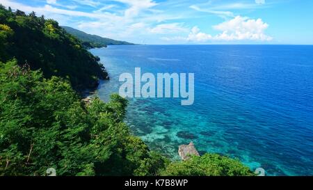 An overlooking view of a clear blue green turquoise sea from a cliff in Oslob, Cebu. Philippines, Southeast Asia Stock Photo