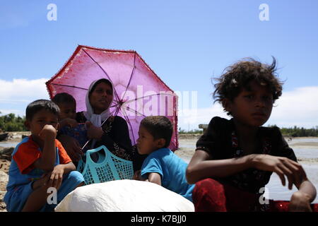 Teknaf, Bangladesh. 14th Sep, 2017. A rohingya family waits for boat to cross river at Shahpori Island, in Teknaf. Credit: Md. Mehedi Hasan/Pacific Press/Alamy Live News Stock Photo