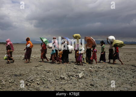 Teknaf, Bangladesh. 14th Sep, 2017. Rohingya people on way to camp, at Teknaf. Credit: Md. Mehedi Hasan/Pacific Press/Alamy Live News Stock Photo