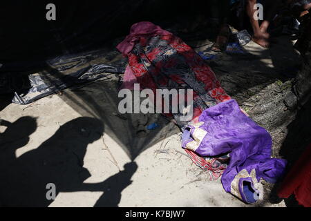 Teknaf, Bangladesh. 14th Sep, 2017. A dead body of a rohingya woman at Shahpori Island, in Teknaf. Credit: Md. Mehedi Hasan/Pacific Press/Alamy Live News Stock Photo