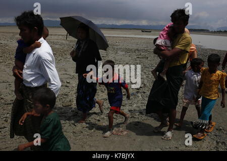 Teknaf, Bangladesh. 14th Sep, 2017. Rohingya people on way to camp, at Teknaf. Credit: Md. Mehedi Hasan/Pacific Press/Alamy Live News Stock Photo