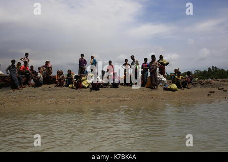 Teknaf, Bangladesh. 14th Sep, 2017. Rohingya people wait for a boat to cross river at Shahpori Island, in Teknaf. Credit: Md. Mehedi Hasan/Pacific Press/Alamy Live News Stock Photo