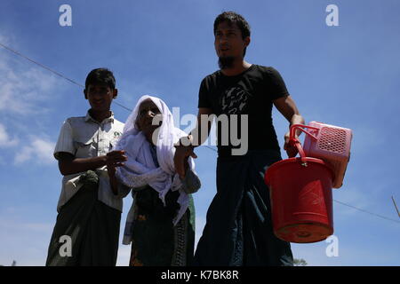 Teknaf, Bangladesh. 14th Sep, 2017. Rohingya people on way to camp, at Teknaf. Credit: Md. Mehedi Hasan/Pacific Press/Alamy Live News Stock Photo