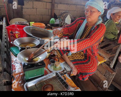 Lamitan City, Philippines. 14th Sep, 2017. A Muslim woman making a rice cake which is shaped like a full moon or crescent moon which is called 'panyam.' Credit: Sherbien Dacalanio/Pacific Press/Alamy Live News Stock Photo