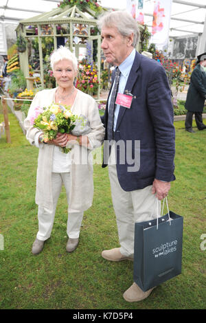 Photo Must Be Credited ©Alpha Press 079965 23/05/2016 Dame Judi Dench and David Mills at the RHS Chelsea Flower Show 2016 held at the Royal Hospital in Chelsea, London. Stock Photo