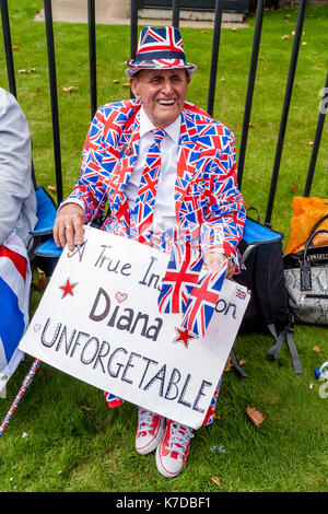 Terry Hutt A Well Known Fan Of The Late Princess Diana Sitting Outside Kensington Palace On The 20th Anniversary Of The Princess's Death, London, UK Stock Photo