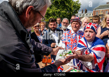 Fans Of The Late Princess Diana Hand Out Cake To People In Celebration Of Her Life On The 20th Anniversary Of Her Death, Kensington Palace, London, UK Stock Photo