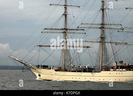 AJAXNETPHOTO. 8TH OCTOBER, 2014. PORTSMOUTH, ENGLAND. - TRAINING SHIP DEPARTS - THE OMANI NAVAL TALL SHIP STV SHABAB OMANI 2 LEAVES PORTSMOUTH. PHOTO:TONY HOLLAND/AJAX REF:DTH140810 1186 Stock Photo