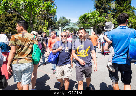 University of California Berkeley crowds of alumni, students and visitors on campus for Cal Day, the annual open house. Stock Photo