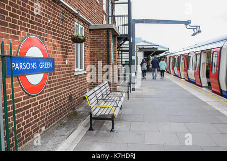 London UK. 16th September 2017  Parsons Green underground station in West London is reopened a day after a suspected  explosive device was detonated  on a train carriage causing casualties during the morning rush hour Credit: amer ghazzal/Alamy Live News Stock Photo