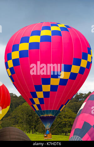 Longleat, Wiltshire UK. 15th September 2017. A mixed day of weather doesn't deter visitors enjoying the Sky Safari hot air balloons at Longleat. Colourful pink hot air balloon taking off.  Credit: Carolyn Jenkins/Alamy Live News Stock Photo