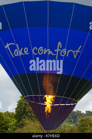 Longleat, Wiltshire UK. 15th September 2017. A mixed day of weather doesn't deter visitors enjoying the Sky Safari hot air balloons at Longleat. Take comfort hot air balloon with flames showing.  Credit: Carolyn Jenkins/Alamy Live News Stock Photo