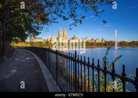 Fountain of the Central Park Reservoir in Fall. Manhattan, New York City Stock Photo