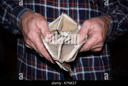 Empty wallet in the hands of an elderly man. Poverty in retirement ...