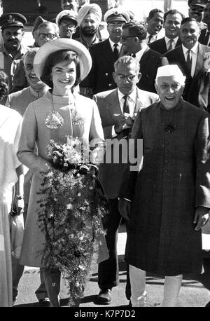 First Lady Jacqueline Kennedy and Prime Minister Jawaharlal Nehru at Palam Airport during Mrs. Kennedy's visit to India, Delhi, India, 03/12/1962. Stock Photo