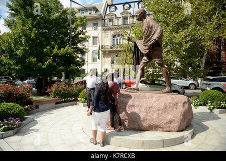. 3rd Sep, 2017. Visitors pose by the Mahatma Gandhi Memorial outside the Embassy of India in Washington. Dedicated in September 2000, the memorial depicts Mohandas Karamchand Gandhi in ascetic garb. Credit: Chuck Myers/ZUMA Wire/Alamy Live News Stock Photo