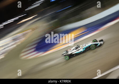 Singapore. 17th Sep, 2017. Mercedes' British driver Lewis Hamilton drives during the Formula One Singapore Grand Prix in Singapore on Sept. 17, 2017. Credit: Then Chih Wey/Xinhua/Alamy Live News Stock Photo