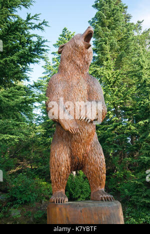 Wooden sculpture of grizzly bear by Glenn Greensides, 'Tribute To The Forest', Grouse Mountain, Vancouver, British Columbia, Canada Stock Photo