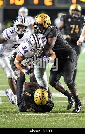 Kansas State running back Alex Barnes (34) rushes for yardage as UTSA ...