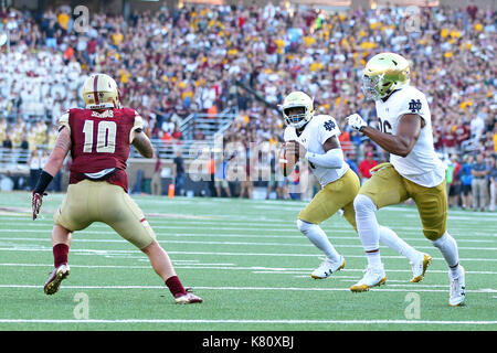 Alumni Stadium. 16th Sep, 2017. MA, USA; Notre Dame Fighting Irish quarterback Brandon Wimbush (7) rolls out to pass to Notre Dame Fighting Irish tight end Alize Mack (86) during the second half of the NCAA football game between Notre Dame Fighting Irish and Boston College Eagles at Alumni Stadium. Notre Dame defeated Boston College 49-20. Anthony Nesmith/CSM/Alamy Live News Stock Photo