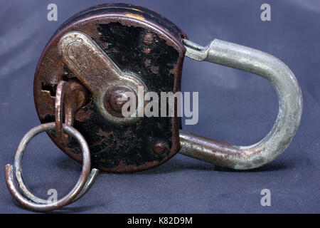 altes verostetes oder neues schloss mit schlüßel, rusty old or new lock and key Stock Photo