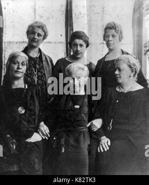 amalia freud, sigmund freud's mother with daughters, 1925 Stock Photo