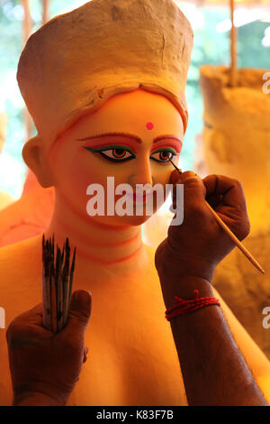 New Delhi, India. 17th Sep, 2017. Artisans are busy to finish the work of making Goddess Durga with earthen soil. Credit: Ranjan Basu/Pacific Press/Alamy Live News Stock Photo