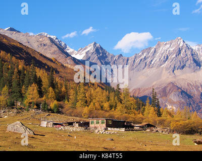 Beautiful Four Sister Mountain in Rilong Town, Sichuan, Near Jiuzhaigou National Park Stock Photo
