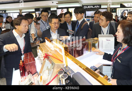 Seoul, South Korea, 19th Sep, 2017. Finance minister listens to duty-free shop operators Finance Minister Kim Dong-yeon (2nd from L) visits the duty-free shopping areas of Incheon International Airport, west of Seoul, on Sept. 19, 2017. The duty-free business had been mired in controversy over the opaque process of selecting operators, and is now in trouble from falling sales. Kim said the government will overhaul the business system and announce new measures this month on improving the operator selection process. Credit: Newscom/Alamy Live News