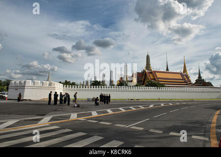 Mourners for the king at the Grand Palace in Bangkok, Thailand Stock Photo