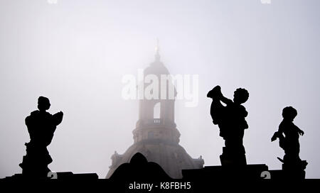 Dresden, Germany. 19th Sep, 2017. Sculptures can be seen as darkened silhouettes in the morning fog in Dresden, Germany, 19 September 2017. In the background, the vague outlines of the dome of the Church of Our Lady can be seen. Credit: Arno Burgi/dpa-Zentralbild/ZB/dpa/Alamy Live News Stock Photo