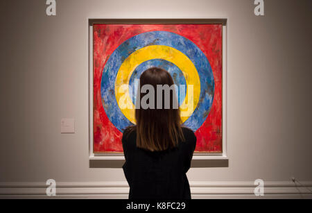 Royal Academy of Arts, London, UK. 19 September 2017. The RA presents a landmark exhibition of the Honorary Royal Academician, Jasper Johns, the first comprehensive survey of the artist's work to be held in the UK for 40 years. The exhibition runs from 23 September - 10 December 2017. Photograph: Target, 1961. The Art Institute of Chicago. Viewed by a member of gallery staff. Credit: Malcolm Park/Alamy Live News. Stock Photo
