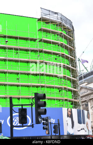 Piccadilly Circus, London, UK. 19th Sep, 2017. Scaffolding is removed by workmen from the iconic Piccadilly Circus lights. Credit: Matthew Chattle/Alamy Live News Stock Photo