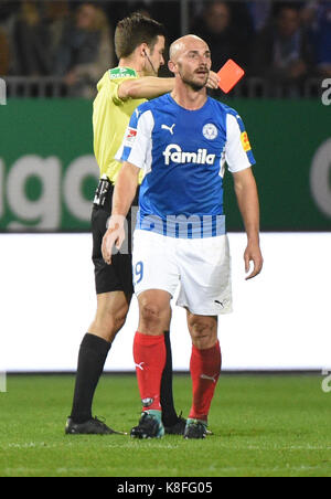 Kiel, Germany. 19th Sep, 2017. Referee Harm Osmers shows Kiel's Patrick Herrmann the red card during the German Second Bundesliga soccer match between Holstein Kiel and FC St. Pauli in the Holstein-Stadion in Kiel, Germany, 19 September 2017. (EMBARGO CONDITIONS - ATTENTION: Due to the accreditation guidelines, the DFL only permits the publication and utilisation of up to 15 pictures per match on the internet and in online media during the match.) Credit: Axel Heimken/dpa/Alamy Live News