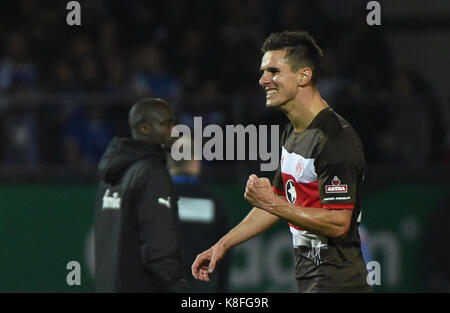 Kiel, Germany. 19th Sep, 2017. Pauli's Johannes Flum celebrates the victory after the German Second Bundesliga soccer match between Holstein Kiel and FC St. Pauli in the Holstein-Stadion in Kiel, Germany, 19 September 2017. (EMBARGO CONDITIONS - ATTENTION: Due to the accreditation guidelines, the DFL only permits the publication and utilisation of up to 15 pictures per match on the internet and in online media during the match.) Credit: Axel Heimken/dpa/Alamy Live News
