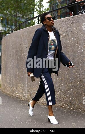 London, Grossbritannien. 18th Sep, 2017. Donna Wallace, Accessories Editor at Elle UK, walking outside of the Christopher Kane runway show during London Fashion Week - Sept 18, 2017 - Credit: Runway Manhattan/Valentina Ranieri ***For Editorial Use Only*** | Verwendung weltweit/dpa/Alamy Live News Stock Photo