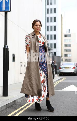 London, Grossbritannien. 18th Sep, 2017. Lydia King, Womenswear Buying and Merchandising Director at Selfridges, posing outside of the Erdem runway show during London Fashion Week - Sept 18, 2017 - Credit: Runway Manhattan/Valentina Ranieri ***For Editorial Use Only*** | Verwendung weltweit/dpa/Alamy Live News Stock Photo