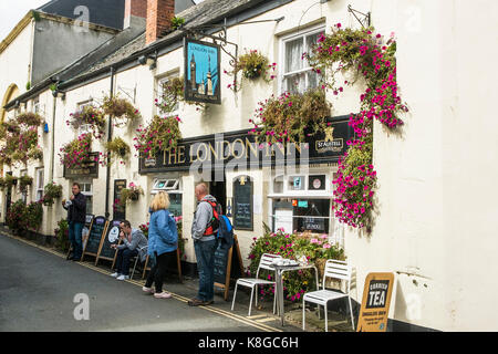 Historic pub - the historic London Inn public house in Padstow on the North Cornwall coast. Stock Photo