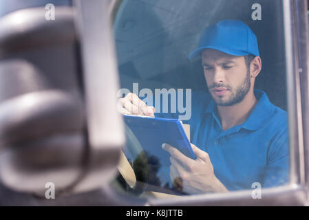 delivery man filling in documents Stock Photo