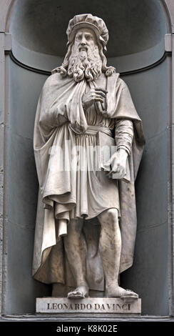 Leonardo da Vinci 1452 - 1519 ( Leonardo di ser Piero da Vinci ) Statue at the Uffizi Gallery in Florence, Tuscany Italy. LEONARDO DA VINCI by Luigi Pampaloni Stock Photo