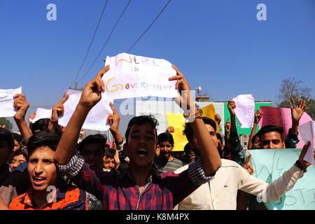 Srinagar, India. 18th Sep, 2017. Students Union of Gujjar and Bakarwal ...