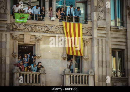 Barcelona, Spain. 20th Sep, 2017. Employees of the Catalan Economy Ministry look out of the window as police officers search their offices and arrests 12 senior officials in run-up to planned secession referendum at October1st. Spain's constitutional court has suspended the Catalan referendum law after the Central Government has challenged it in the Courts Credit: Matthias Oesterle/Alamy Live News Stock Photo